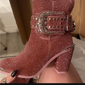 New in box sheriff shines in pink. Size 8